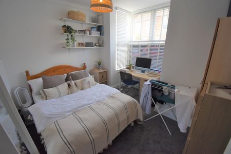 6 Bed Semi-Detached House, Blenheim Road, RG1 - Photo 4