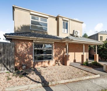 Stylish & Low-Maintenance Townhouse in Prime Location! - Photo 3