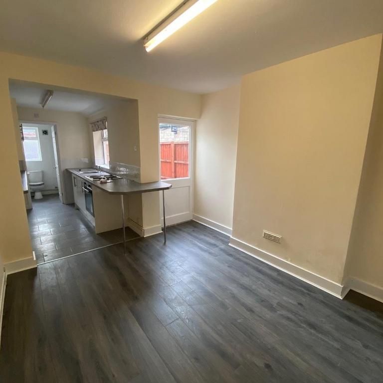 2 bedroom end of terrace house to rent - Photo 1