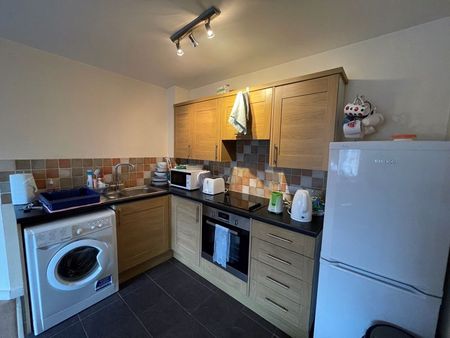 2 bed flat to rent in Cossack Street, Rochester, ME1 - Photo 5