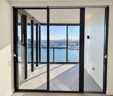 Luxurious 3-Bedroom Apartment with Uninterrupted Water Views in Rhodes Central - Photo 4