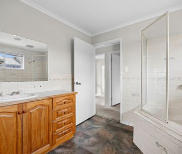 Quiet Location - Private and Secure Three Bedroom Home - Photo 4