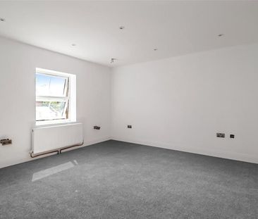 1A Hermitage Road, Woking, Surrey, GU21 - Photo 2