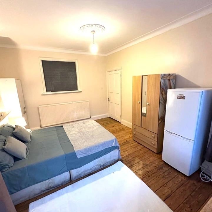 Room in a Shared House, Patricia Villas, N17 - Photo 1