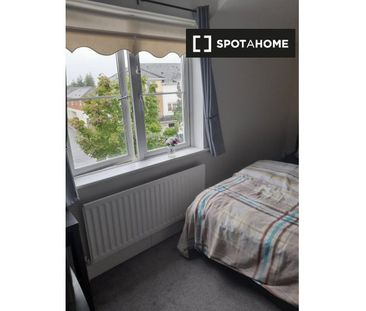 Spacious room in 3-bedroom house in Blancharstown, Dublin - Photo 2