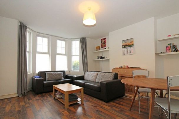 First Avenue, London, W3 - Photo 1