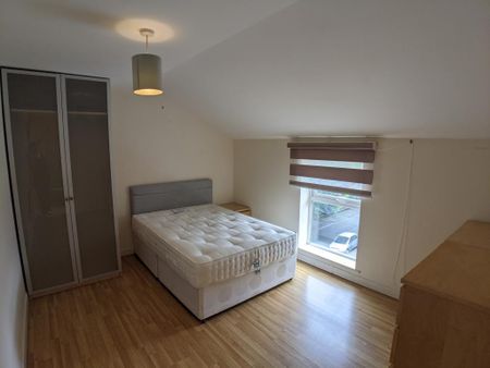 3 bedroom flat to rent - Photo 2