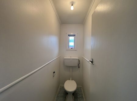 Available NOW - 3 Bedrooms School Zone, Recently Renovated - Photo 3