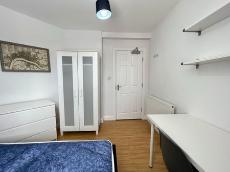 6 bed Apartment for Rent - Photo 4