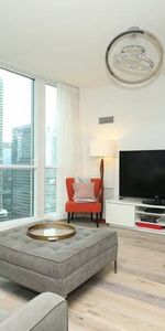 Beautiful 2 Bed, 2 Bath with Balcony and Gorgeous Upscale Decor - Photo 4