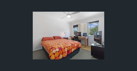 Spacious Family Living in Peaceful Elanora - Photo 3