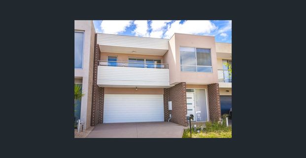 SPACIOUS 3-BEDROOM TOWNHOUSE IN PERFECT LOCATION - Photo 1