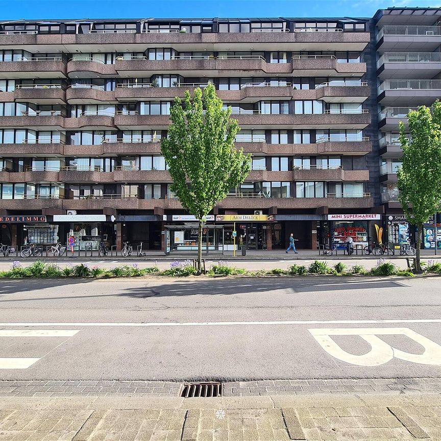 Centraal gelegen appartement met autostaanplaats te huur in Sint-Niklaas - Photo 1