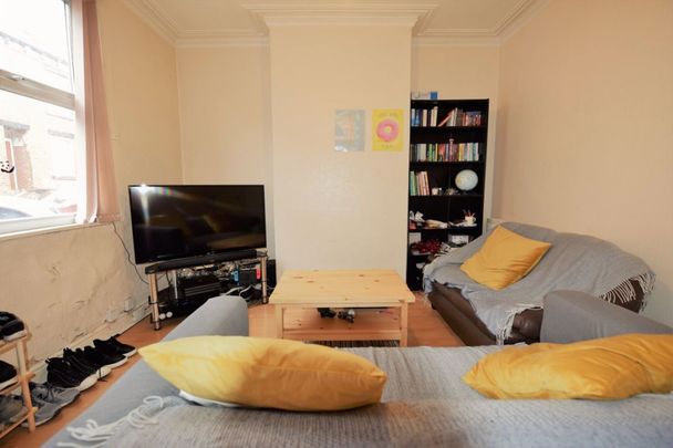 3 bedroom House in Burley Lodge Terrace, Leeds - Photo 1