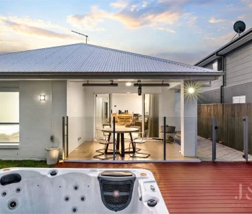 “Modern Family Retreat Backing Onto Tranquil Parklands” - Photo 5