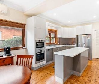 Spacious Family Home in a Premier Chatswood Location - Photo 5