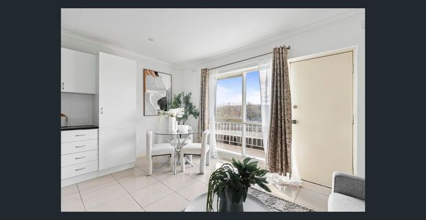 Beautifully Presented 1-Bedroom Unit in Prime Caulfield South Location - Photo 1