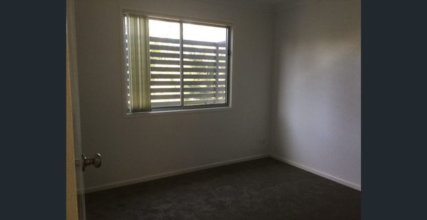 4 BEDROOMS - DOUBLE GARAGE - EXTRA LIVING AREA - 2 EN SUITES - Photo 1