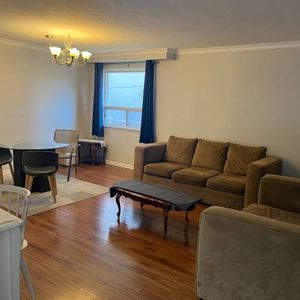 Familia latina - Yonge & Finch bungalow 3 Bedrooms;1 Full Bathroom - Photo 2