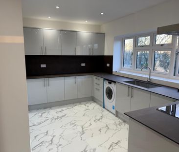 Two bedrooms two bathrooms first floor flat next to Newbury Park st... - Photo 2