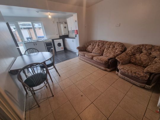 5 Bed Student Accommodation - Photo 1