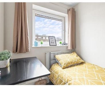 Room in a Shared Flat, Ludovick Walk, SW15 - Photo 6