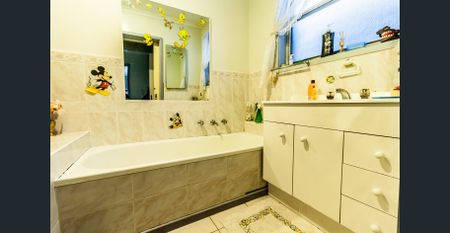 FAMILY HOME WITH ALL YOU NEED IN A CONVENIENT PLACE - Photo 5