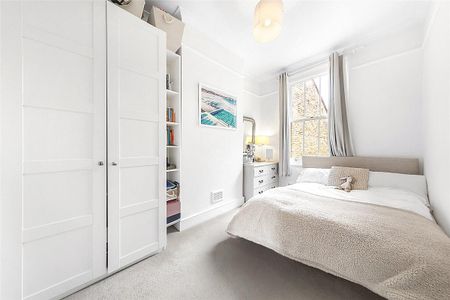 2 bedroom flat in London - Photo 5