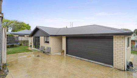 Private home with low maintenance section! - Photo 4