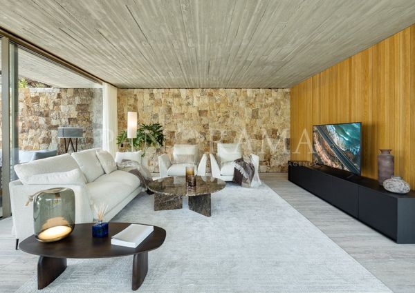 Contemporay villa with five car garage and panoramic sea views in El Madroñal