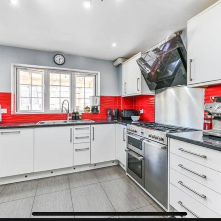 Room in a Shared House, Larcombe Close, CR0 - Photo 1