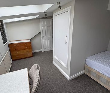 4-Bed Student Property in a Great Area - Photo 2