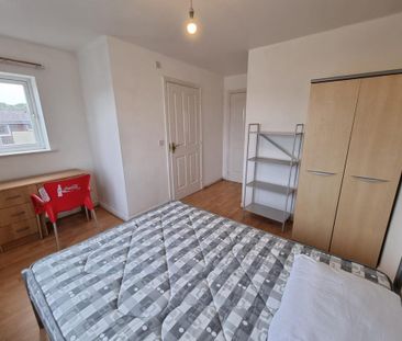 4 bedroom end of terrace house to rent - Photo 5