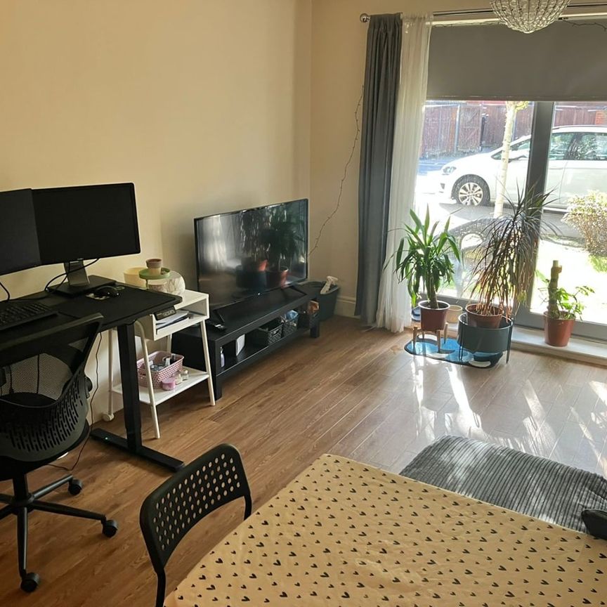 Room in a Shared Flat, St Georges Grove, SW17 - Photo 1