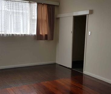 Sunny Three Bedroom Home - Photo 5