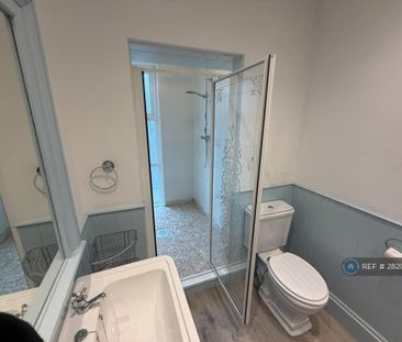 3 bedroom flat to rent - Photo 6