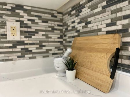 Condo Townhouse For Lease | N9255946 - Photo 3