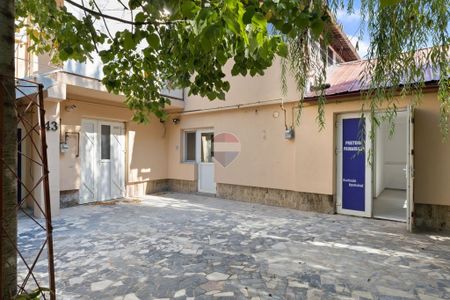 Spatiu de inchiriat cu 4 camere și 4 băi Zona Făt-Frumos - Fotografie 3