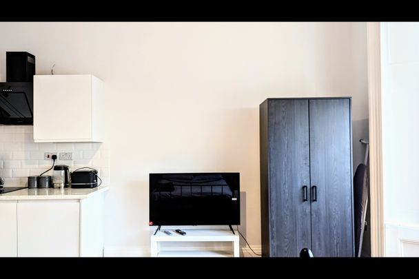 Studio Flat, Kensington Gardens Square, W2 - Photo 1