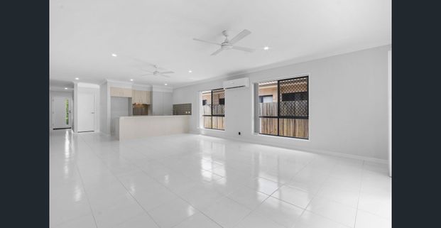 Modern living townhouse with close proximity to schools and public transport - Photo 1