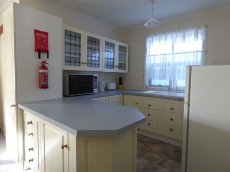 Fully Furnished, 2 Bedroom Flat - Relax by the Riverside - Photo 4