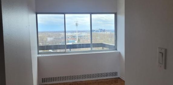 Grand 4 1/2 chauffé, eau chaude, électros - Photo 2