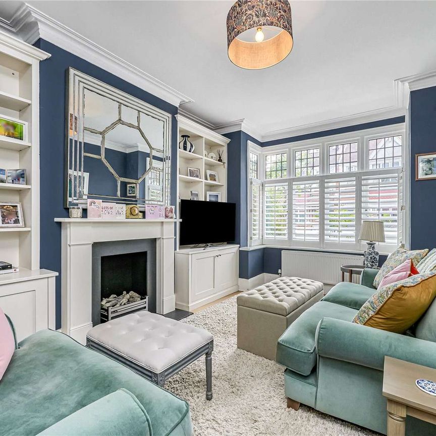 A beautiful five bedroom family home located in Southfields. - Photo 1
