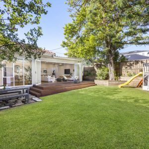 Stunning family sanctuary with a sun washed garden oasis - Photo 3