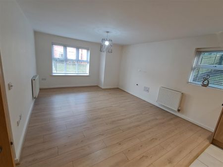 2 bed flat to rent in Walton Road, Bushey, WD23 - Photo 3