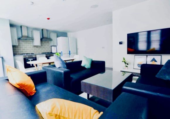 6 Beds 2 Baths - Photo 1