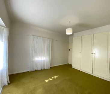 Stunning 4 Bedroom Family Home in the centre of Ringwood - Photo 3