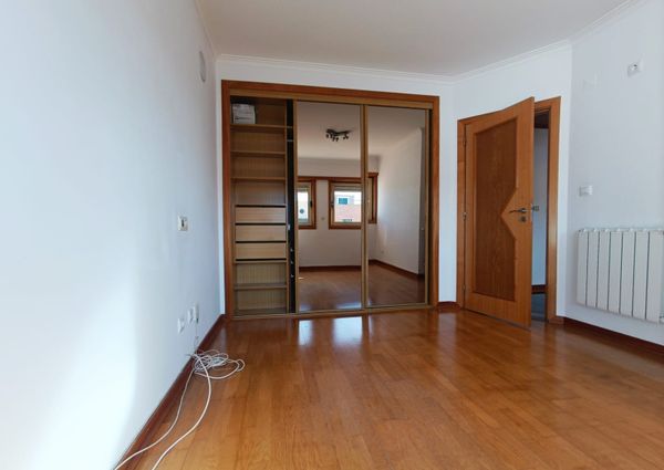 Apartamento T3 com Terraço Privativo para Arrendamento em Nova Queijas