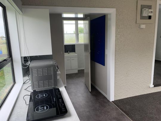 One bedroom self-contained flat in quiet setting - Photo 1