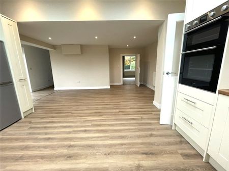 Extended 3/4 bedroom cottage in a semi rural setting with large garden and far reaching views. - Photo 2